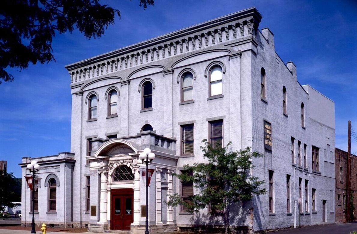 The outside of the Chemung Valley 历史 Museum